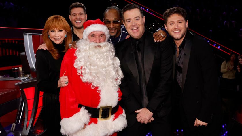 Reba McEntire, Michael Buble, Snoop Dogg, Carson Daly and Niall Horan pose with Santa (Joe Berry) at The Voice Season 28 finale on December 16, 2025.