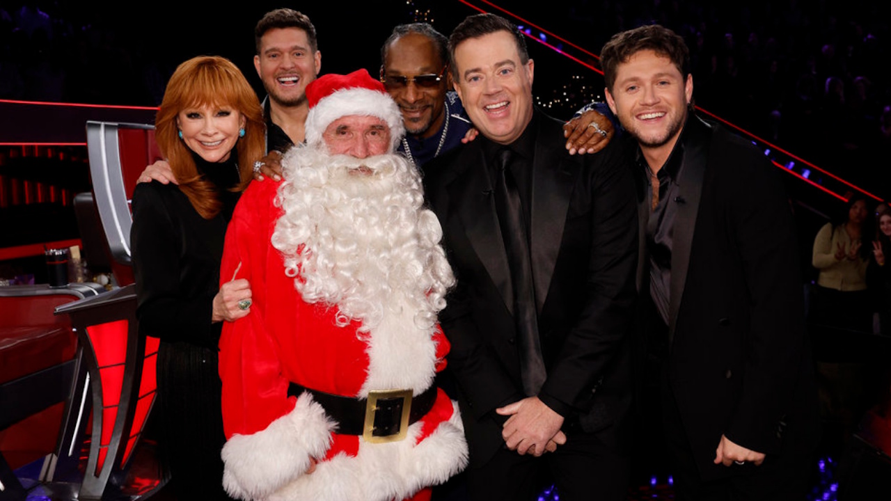 Reba McEntire, Michael Buble, Snoop Dogg, Carson Daly and Niall Horan pose with Santa (Joe Berry) at The Voice Season 28 finale on December 16, 2025.