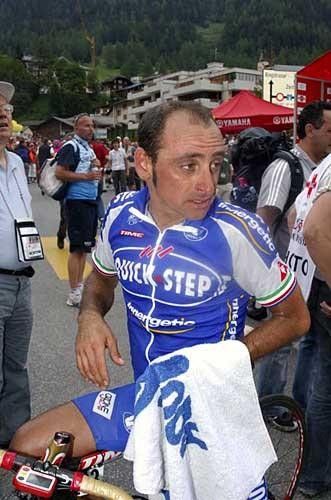 Paolo Bettini (Quick.Step-Innergetic) looks for the nearest exit.