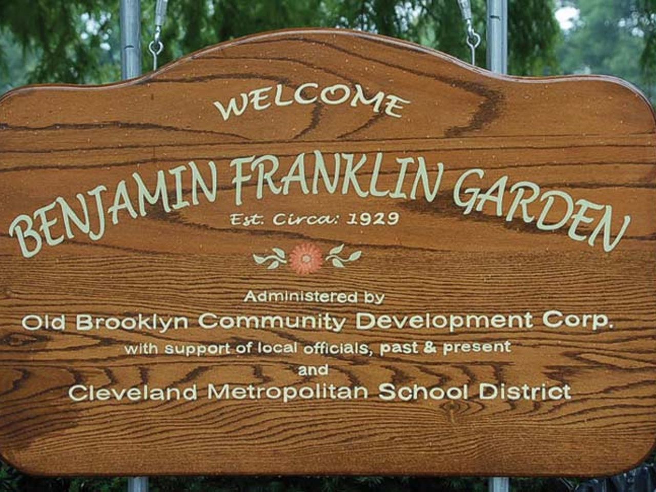 A wooden sign that says &quot;Welcome Benjamin Franklin Garden&quot;