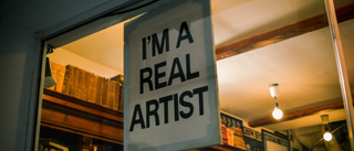 Sign in a shop window that reads 'I'm a real artist'