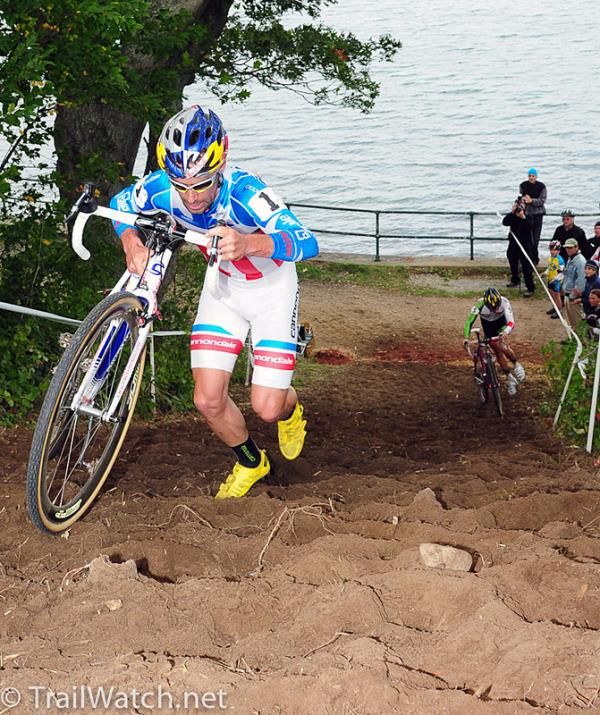 Tim Johnson (Cannondale - Cyclocrossworld.com) on a run-up with poor footing.
