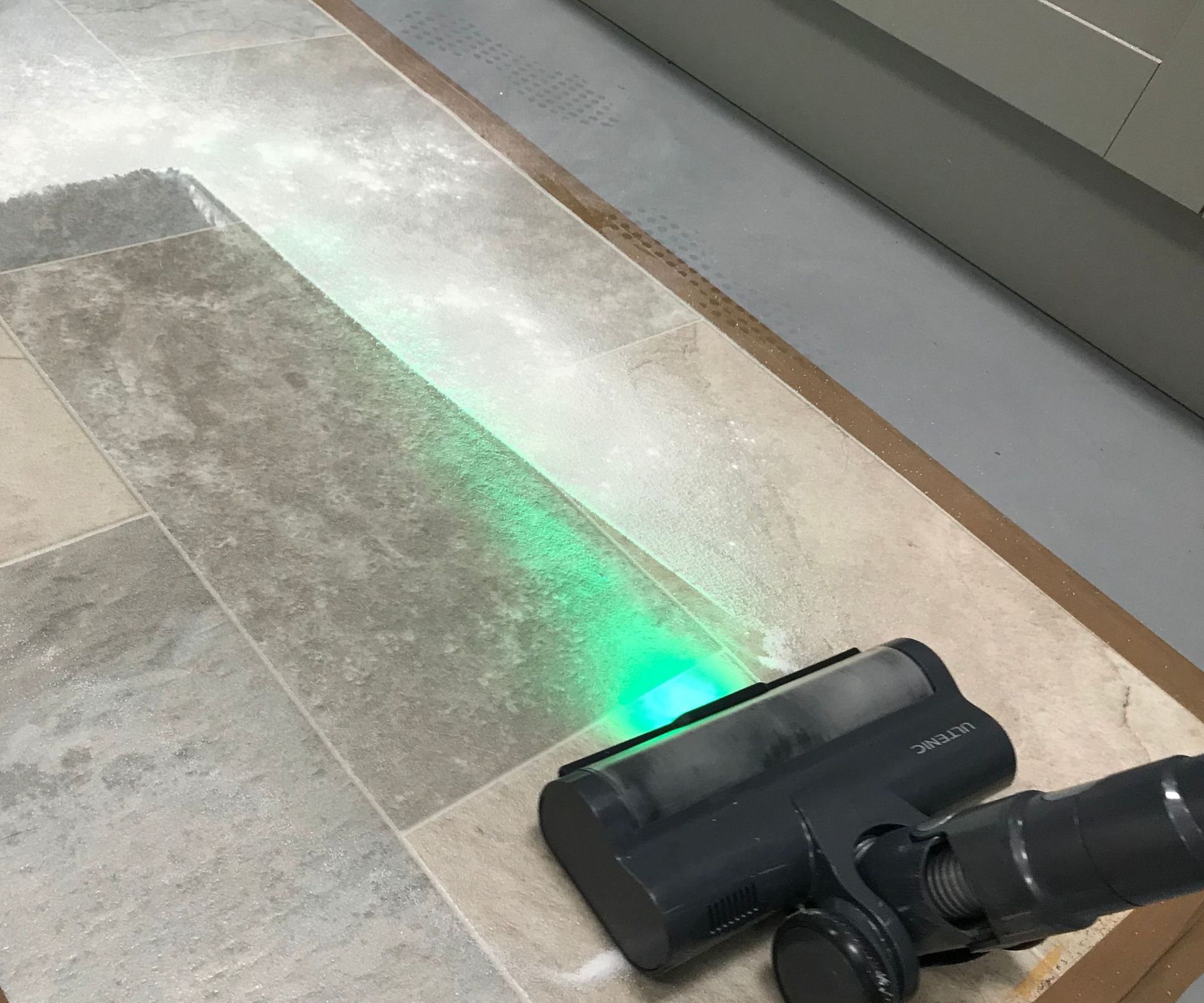 Vacuuming flour on linoleum flooring with the Ultenic U12 Vesla cordless vacuum cleaner