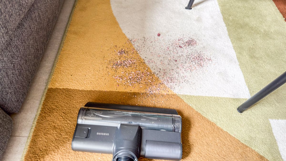 Samsung Jet 95S cleaning debris on carpet