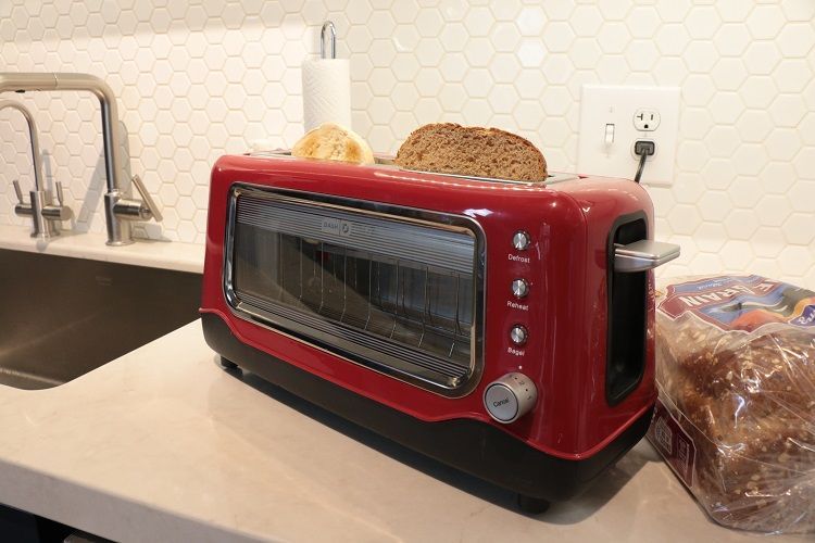 Dash Clear View image: This toaster has a unique clear viewing glass.