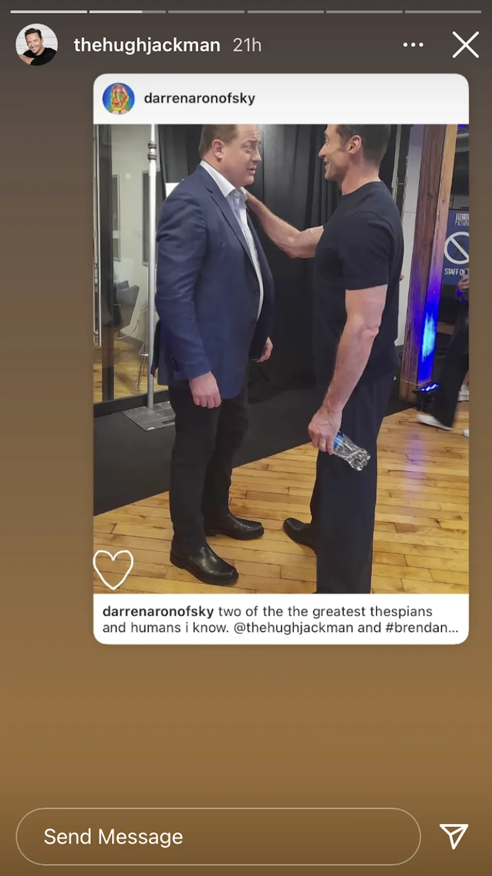 Diretor flagra momento entre Hugh Jackman e Brendan Fraser 1 Brendan Fraser e Hugh Jackman se cumprimentam em festival de cinema (Reprodução / Instagram)