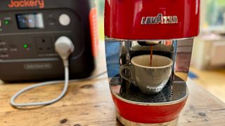 Jackery Explorer 1000 v2 making coffee