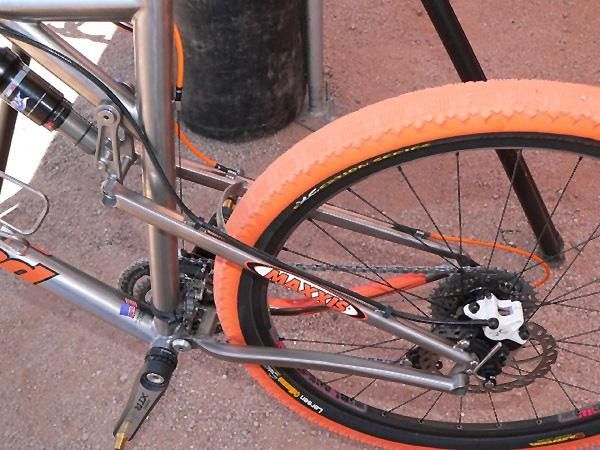 Larger sizes keep the BB-located main pivot and also gain a minimalist seat stay bridge.