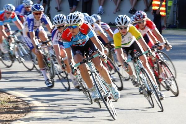 Shara Gillow (Jayco-AIS) and Lauren Kitchen (National Criterium Champion) at the front of the bunch.