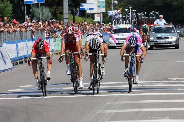 Luca Paolini (Acqua &amp; Sapone-Caff&egrave; Mokambo) throws his bike at the line to win the Coppa Bernocchi ahead of Germany's Danilo Hondo (PSK).