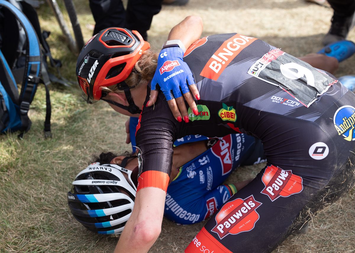Ceylin Del Carmen Alvarado (Alpecin-Deceuninck) and Fem Van Empel (Pauwels Sauzen - Bingoal) congratulate one another after the finish.