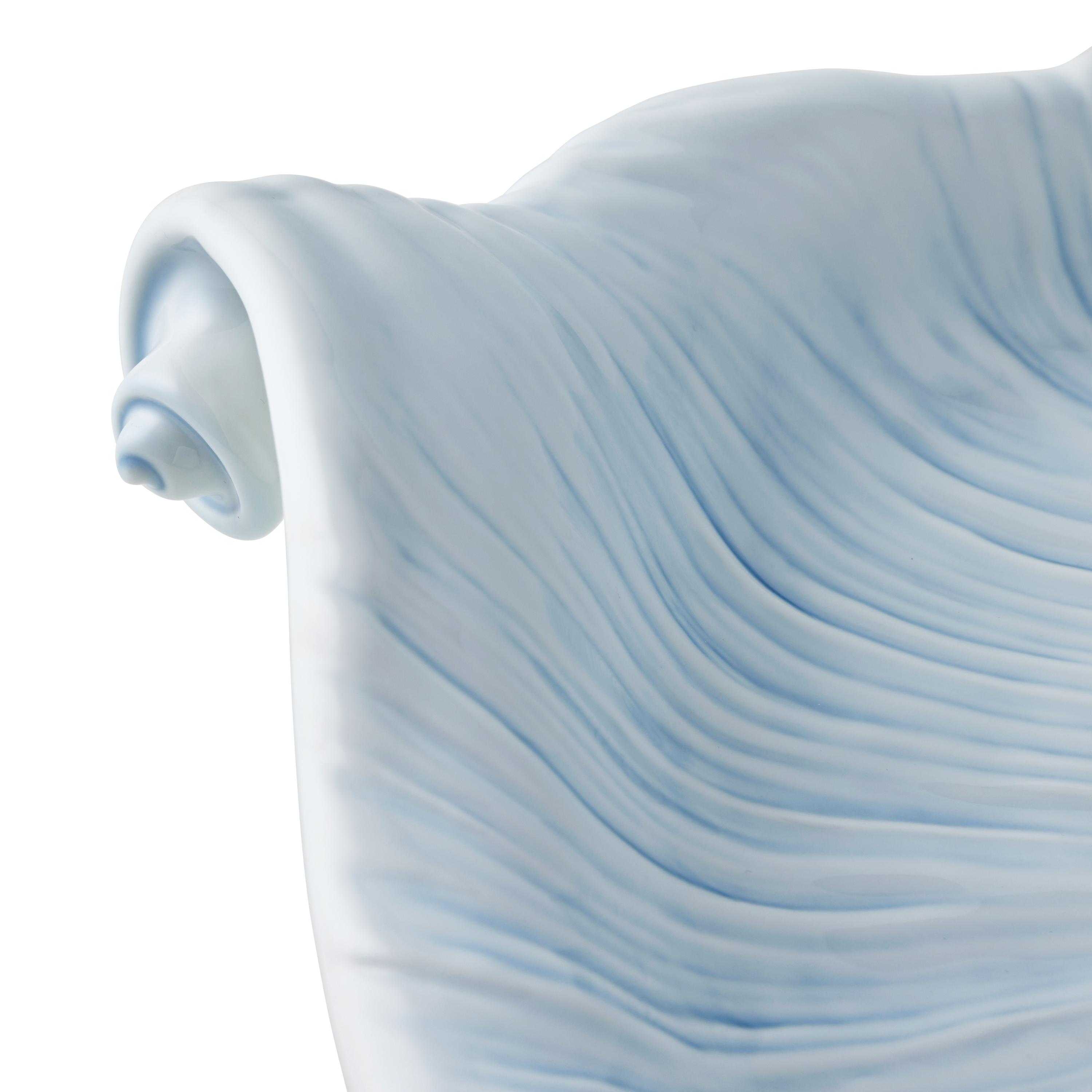 Shell-shaped porcelain vessel