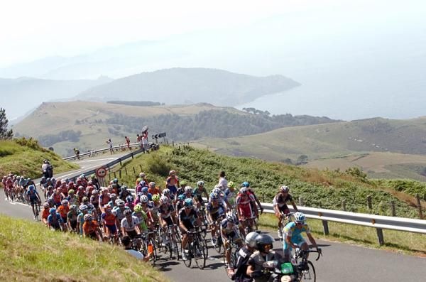 The San Sebastian peloton makes its way up the Alto de Jaizkibel climb.