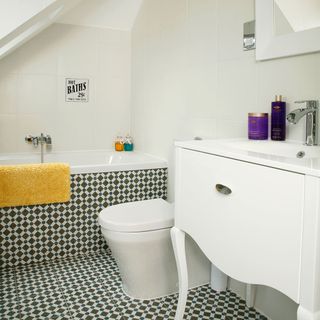 bathroom with wash basin and bathtub with commode