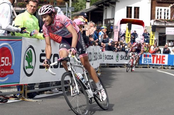 Alberto Contador (Saxo Bank-SunGard) rips past Joaquim Rodriguez (Katusha) at Marcugnaga.
