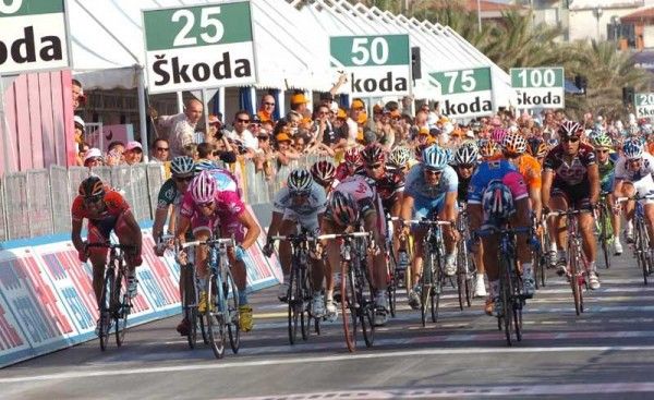 The three-way lunge between Petacchi, McEwen and Napolitano.