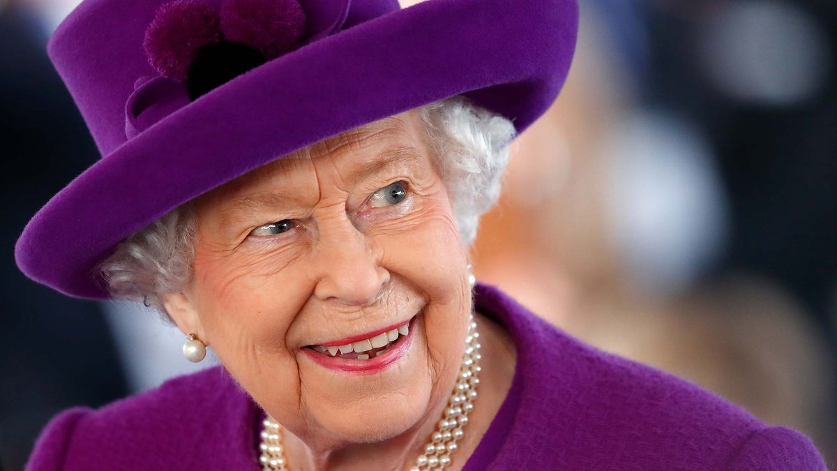 The one time of year that the Queen hires a make-up artist | Marie ...