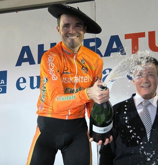 Stage winner Samuel S&aacute;nchez (Euskaltel - Euskadi) on the podium.