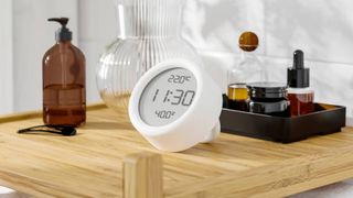 IKEA's new ÖRNVRÅK device standing on a wooden surface