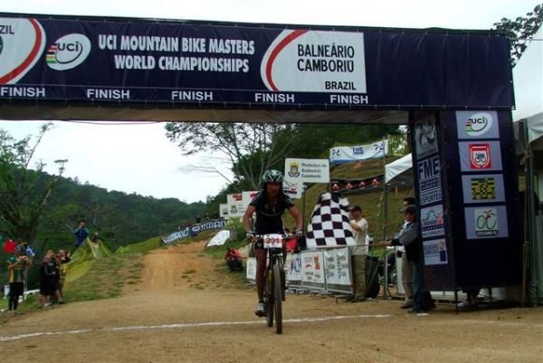 Tinker Juarez (United States) takes the gold in the men's 45-49 race.