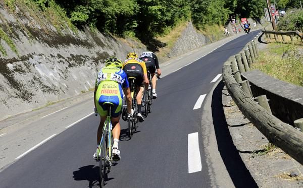 Chris Froome, Bradley Wiggins and Vincenzo Nibali bomb the descent off the Peyresourde.