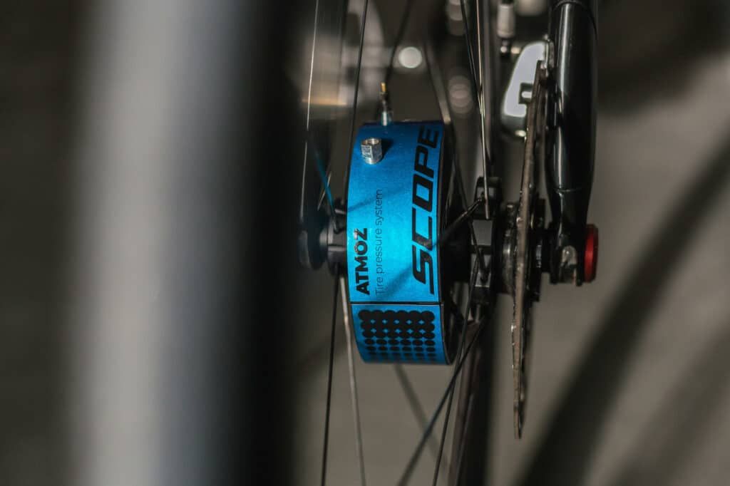 L’équipe DSM a de nouveau évité la technologie de pression automatique des pneus alors que le Tour de France frappait les pavés