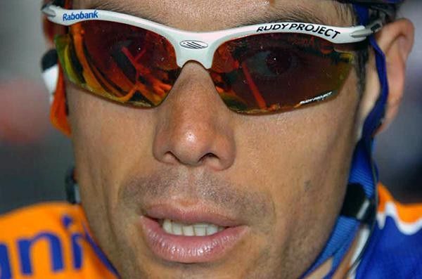 Oscar Freire (Rabobank) survived a crash to finish stage 14