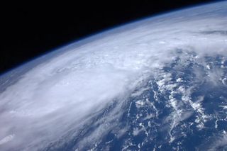 hurricane-irene-astronaut-photo-space-station-110823-02