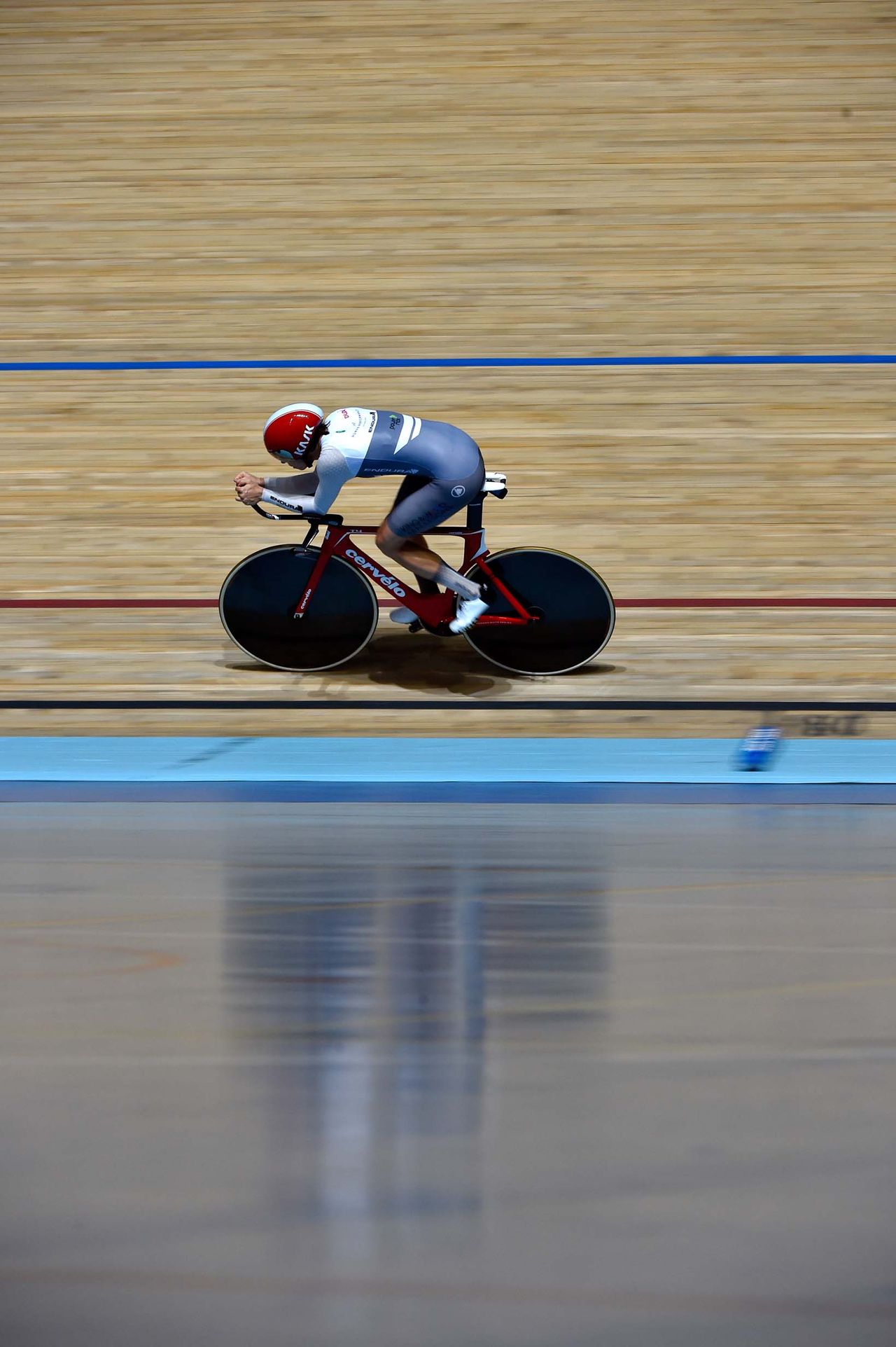 Bridie O'Donnell sets a new Hour Record mark of 46.382km in Adelaide.