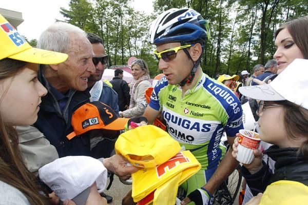 Former Giro leader Vincenzo Nibali (Liquigas - Doimo) greets the tifosi before stage nine.