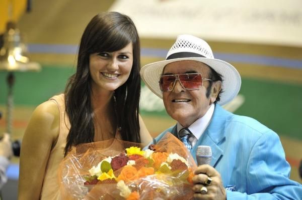 Belgian entertainer Eddy Wally is pretty pleased to accept a bouquet from host par excellence Lien Crapoen.