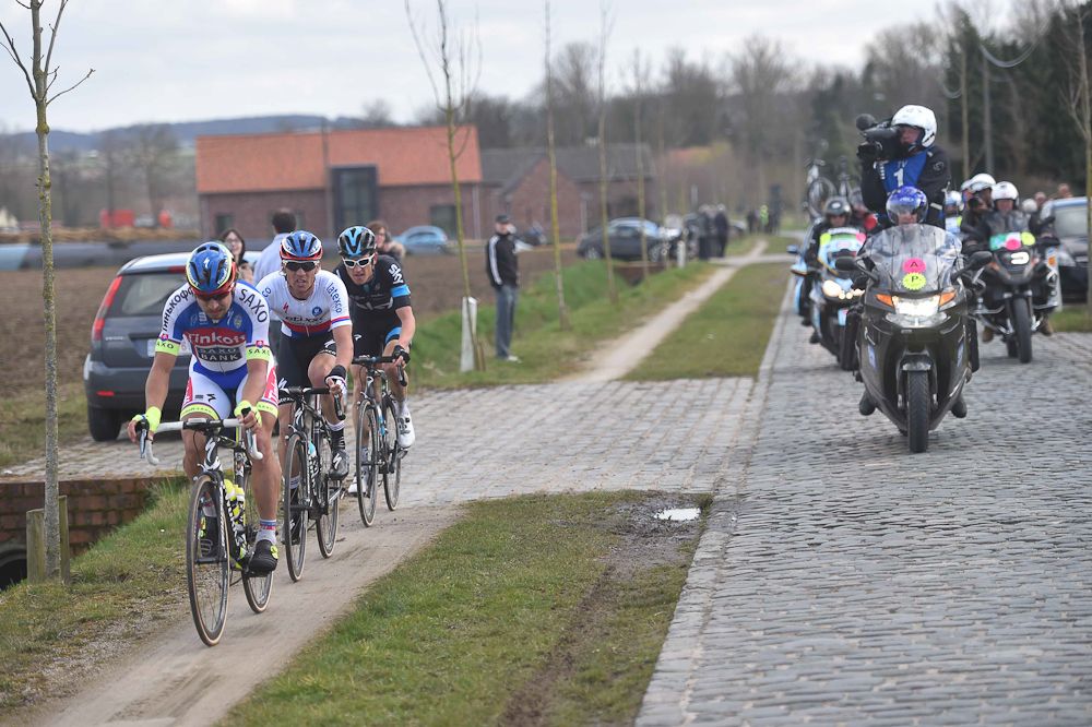 The leaders make their way to the finish.