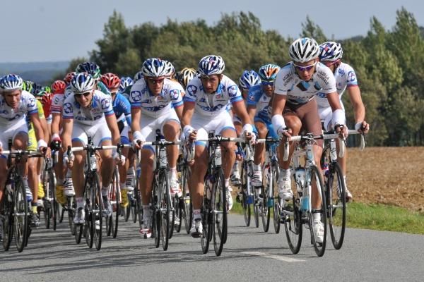 The bunch led by AG2R and FDJ