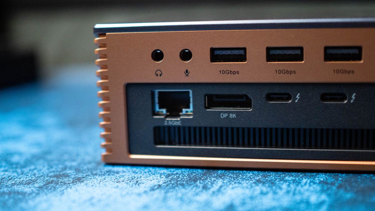 UGREEN 17-in-1 Maxidok Thunderbolt 5 review on Android Central