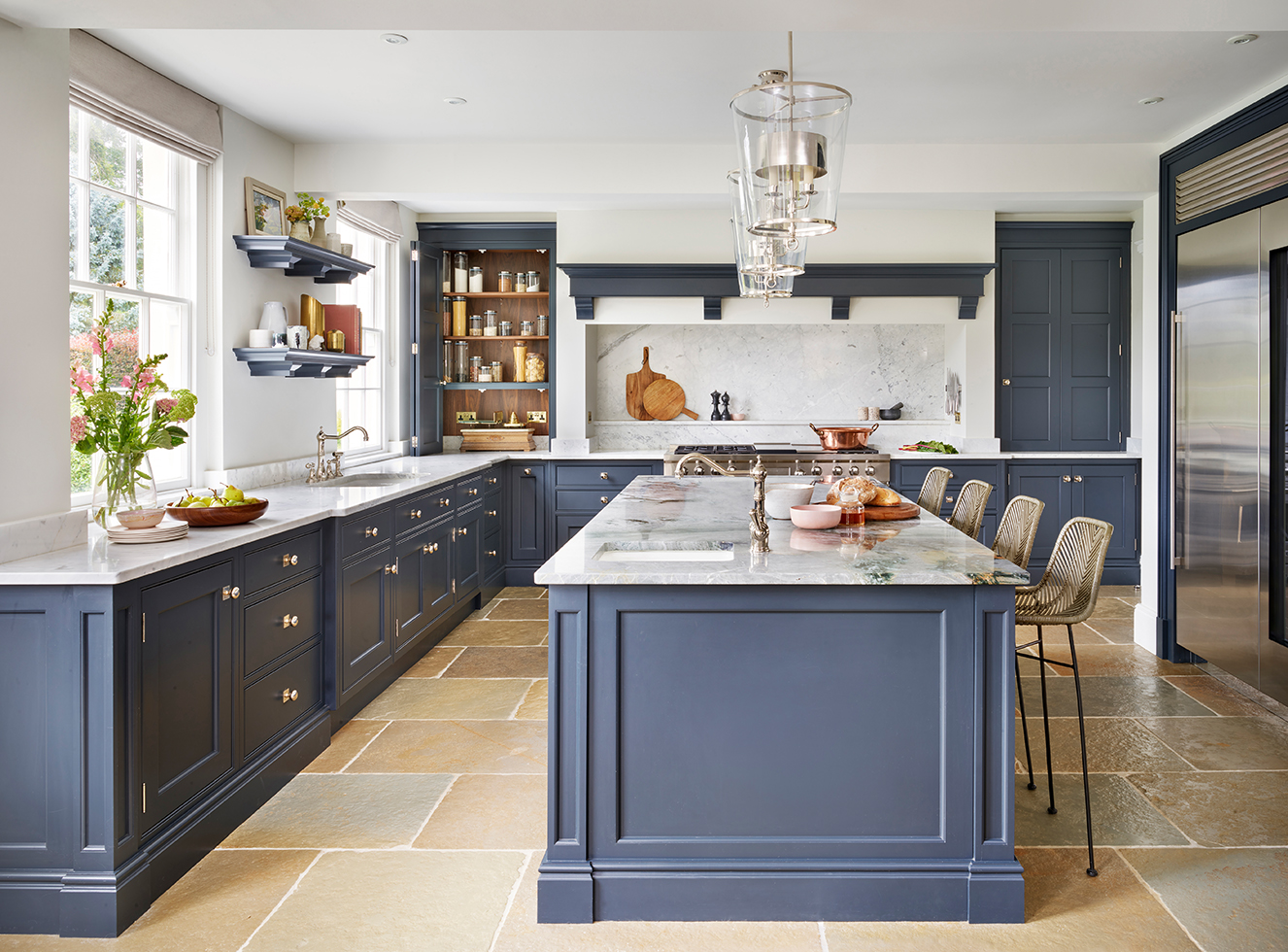 kitchen islands with hob and seating