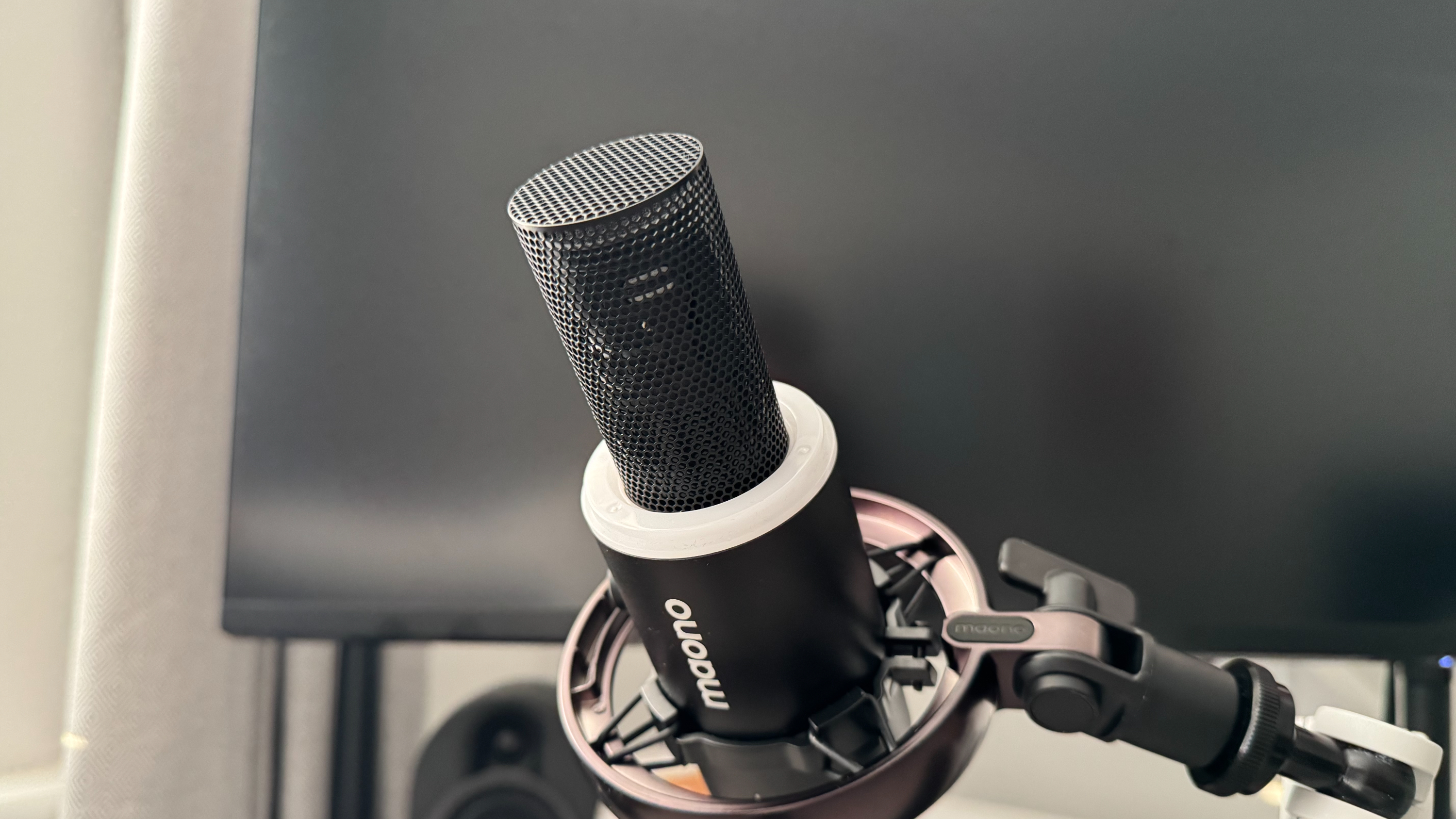 The Maono PD200W's microphone capsule