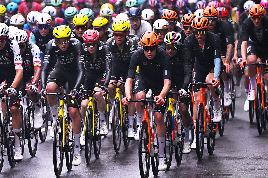 Giro d'Italia stage 2 LIVE: Rain falling as riders approach finish of wide-open second stage