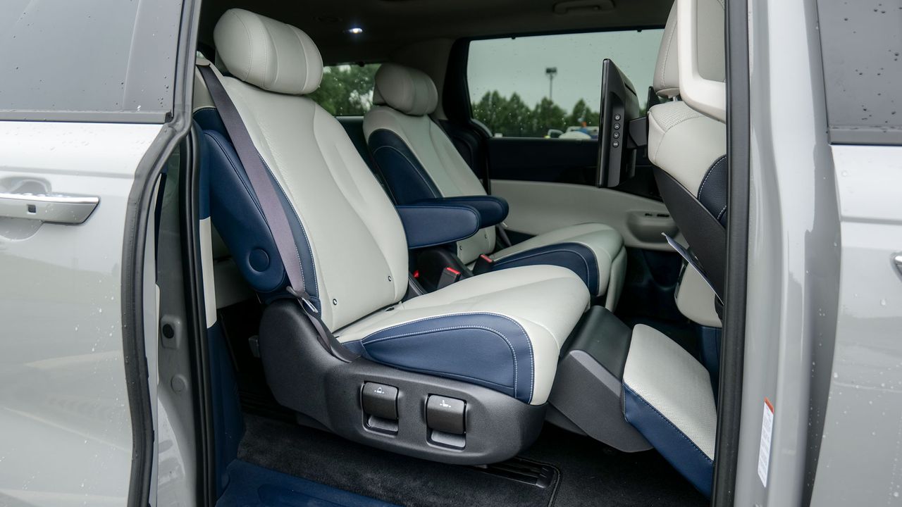 2025 Kia Carnival Hybrid SX Prestige test drive.