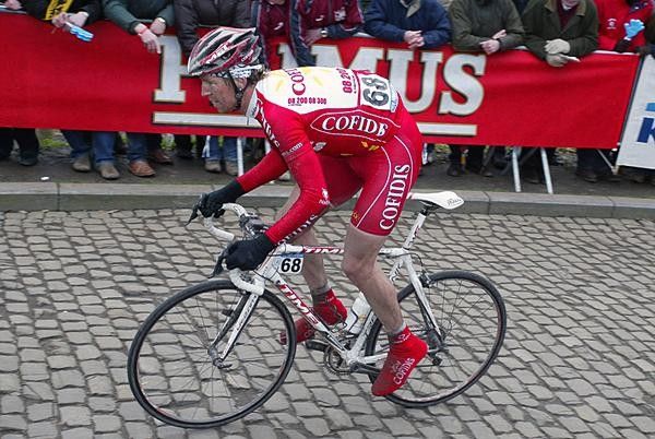 Rik Verbrugghe (Cofidis - Le Cr&eacute;dit par T&eacute;l&eacute;phone) attacks the Muur.