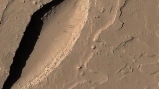 Mars volcanic fissure