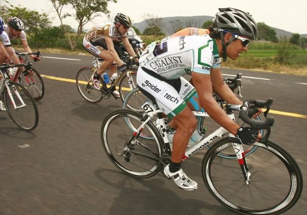 Eventual stage winner Flavio Deluna drives the break.
