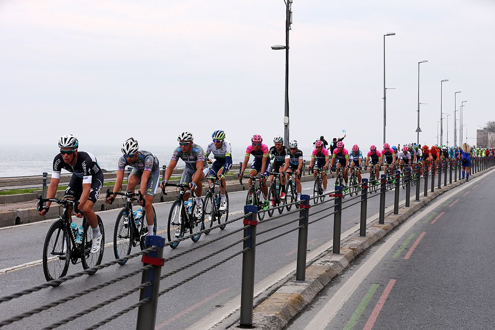One long line of the peloton