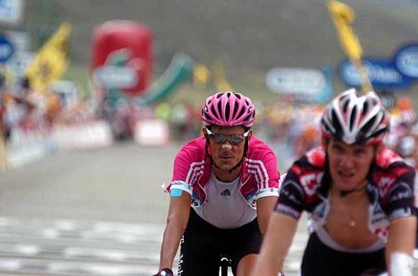 Andreas Kloden (T-Mobile) comes in behind Frank Schleck (CSC)