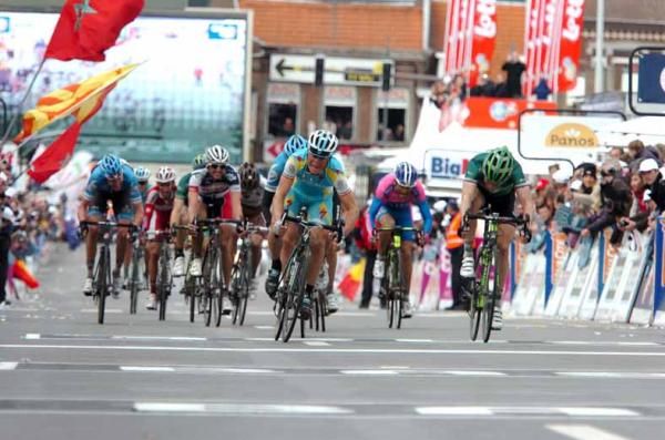 Enrico Gasparotto (Astana) wins the sprint for 3rd.