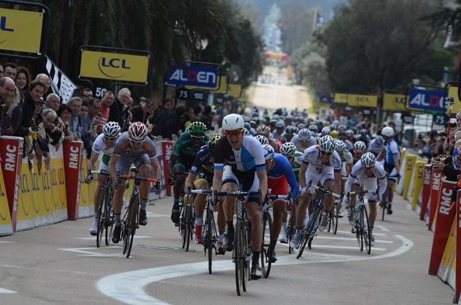 Theo Bos (Blanco) wins the sprint
