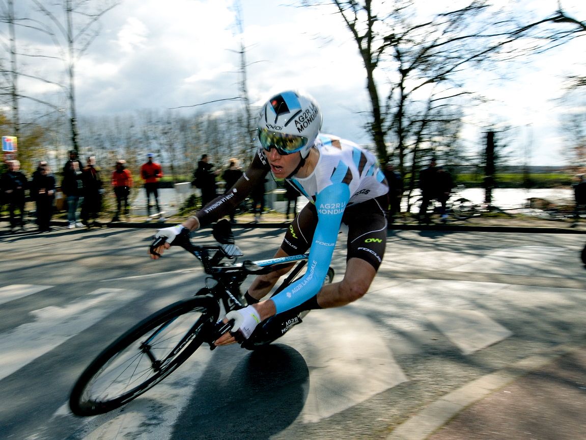 Romain Bardet cornering at speed