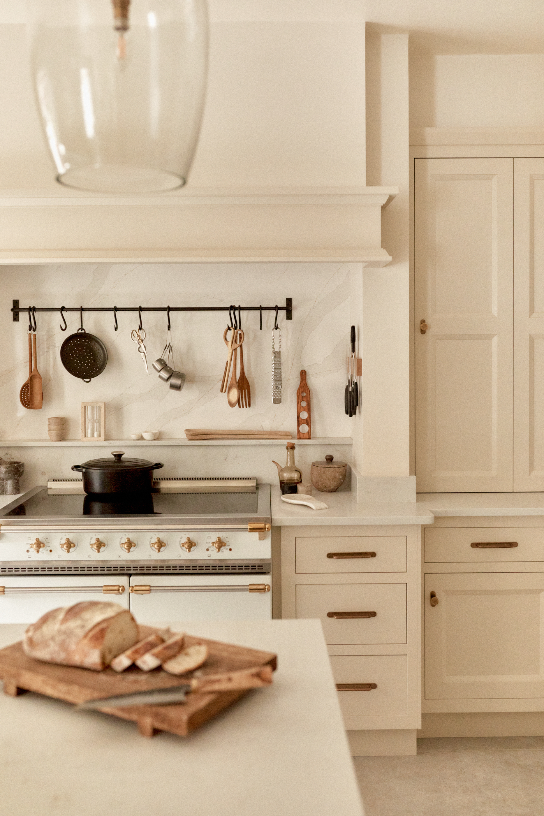 white neutral kitchen with white range cooker