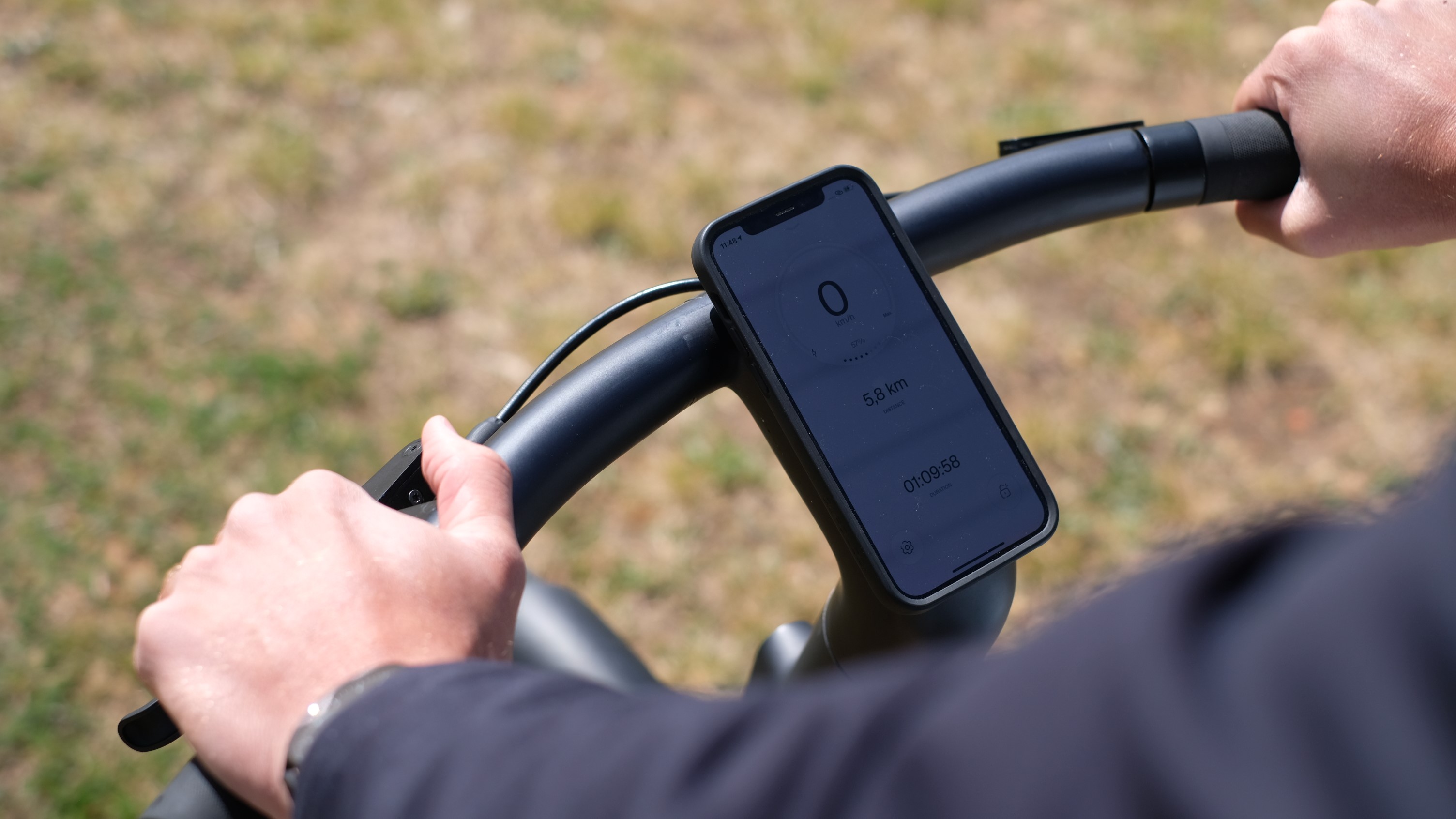 Cowboy 4 e-bike handlebars with smartphone attached