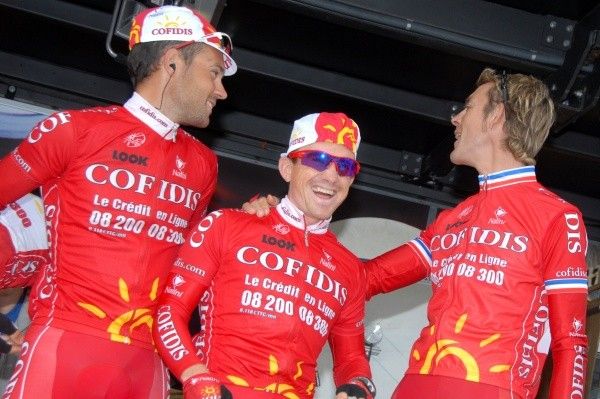 Herv&eacute; Duclos-Lassalle, Samuel Dumoulin and Florent Brard (Cofidis) share a laugh.