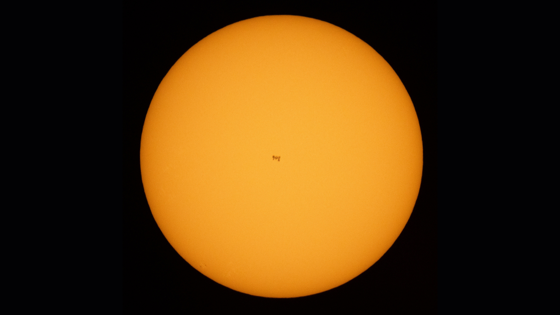 wow-nasa-photographer-spots-space-station-crossing-the-sun-during